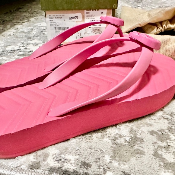 Gucci Chevron Logo Thong Sandals - Picture 3 of 4